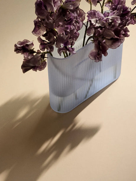 Ridge Vas, ljusblå frostat glas från Muuto - H16,5 cm - Jacobsen Plus