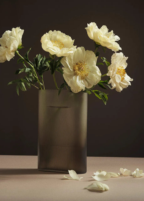 Ridge Vas, taupe frostat glas från Muuto - H16,5 cm - Jacobsen Plus