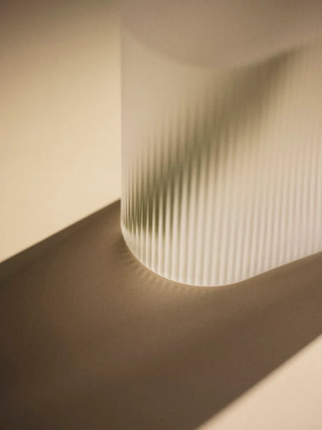 Ridge Vas, vitt frostat Glas från Muuto - H16,5 cm - Jacobsen Plus