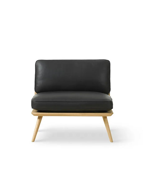Spine Lounge Chair från Fredericia Furniture - Stofgruppe 0 / Lackerad eg - Jacobsen Plus
