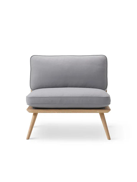 Spine Lounge Chair från Fredericia Furniture - Stofgruppe 0 / Lackerad eg - Jacobsen Plus