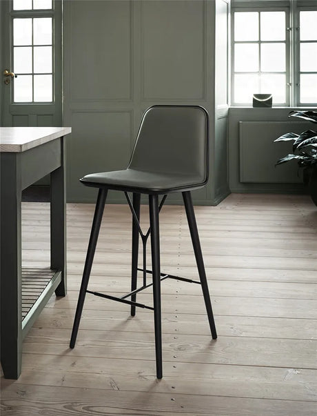 Spine Barstool från Fredericia Furniture - Stofgruppe 0 / Ek lak - Jacobsen Plus