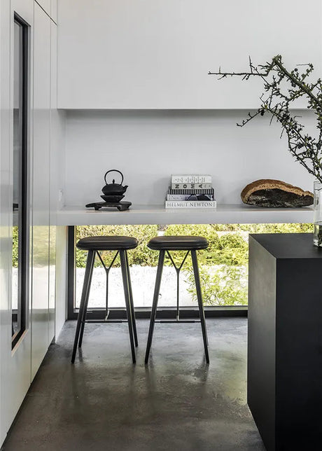 Spine Stool från Fredericia Furniture - Stofgruppe 1 / Ek lak - Jacobsen Plus