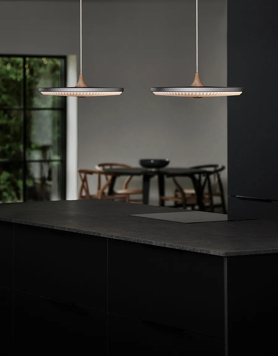 Soleil pendel medium, ljus ek, Plastskärm från Le Klint - 2 - Jacobsen Plus