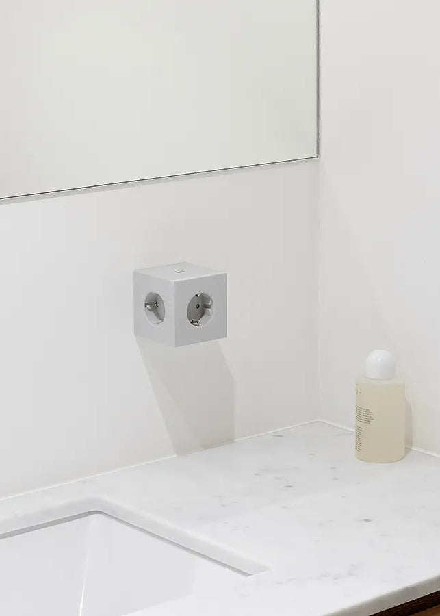 Square 2 Grenuttag med USB, grå från Avolt