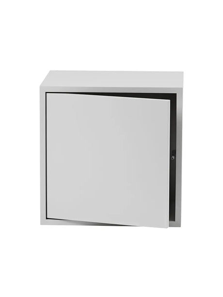 Stacked Bokhylla med lucka från Muuto - Ljusgrå - Jacobsen Plus