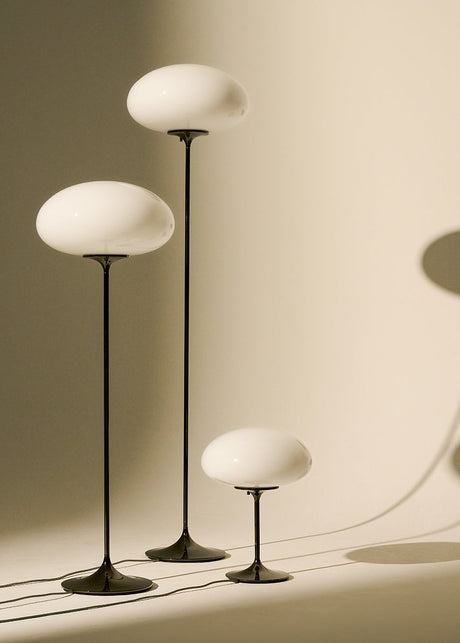 Stemlite opal golvlampa, H110 från GUBI - Black Chrome - Jacobsen Plus