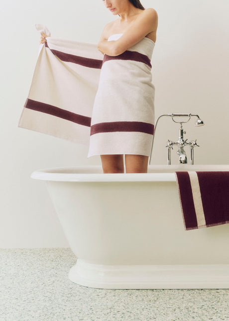 Stripe badhandduk från HAY - Burgundy - Jacobsen Plus