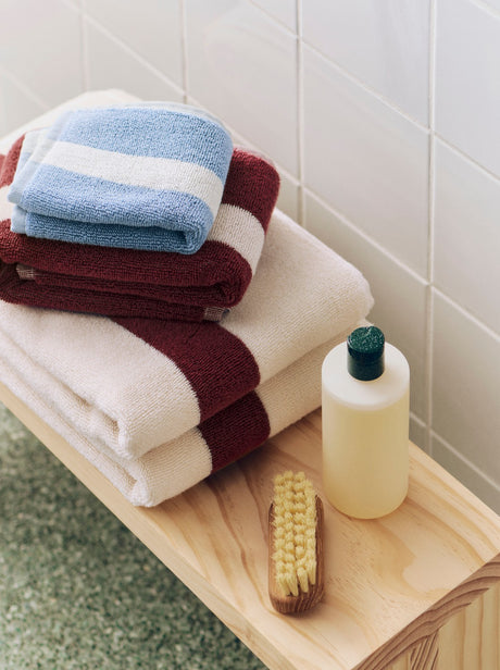 Stripe tvättlapp från HAY - Burgundy - Jacobsen Plus