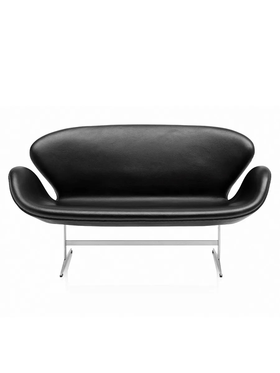 3321 Svanen-soffa i svart Essential-läder av Arne Jacobsen - 1 - Jacobsen Plus