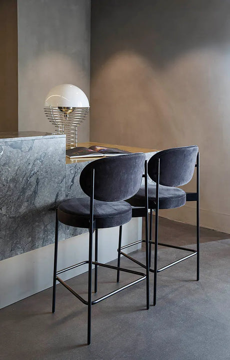 Serie 430 barstol, svart av Verner Panton - Højde: 65 cm / Stofgruppe 1 - Jacobsen Plus
