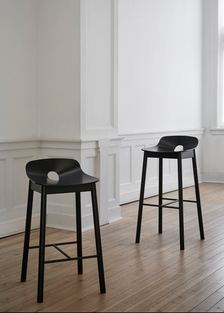 Mono Bar Stool från Woud - Lav (sædehøjde 65 cm) / Svart - Jacobsen Plus