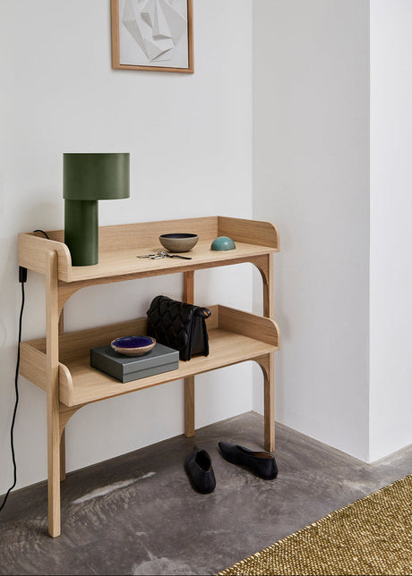 Utility Shelf från Woud - Hvidpigmenteret eg - Jacobsen Plus