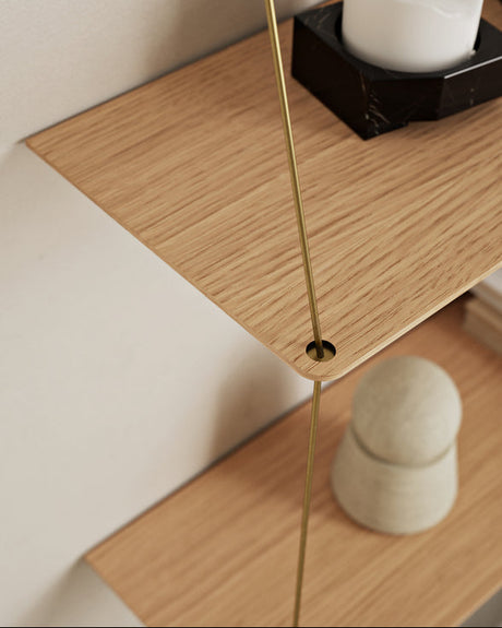 Stedge Shelf, 80 cm från Woud - Hvidpigmenteret - Jacobsen Plus