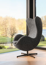 3316 Ägget loungestol, stomme i svart av Arne Jacobsen - 1 - Jacobsen Plus