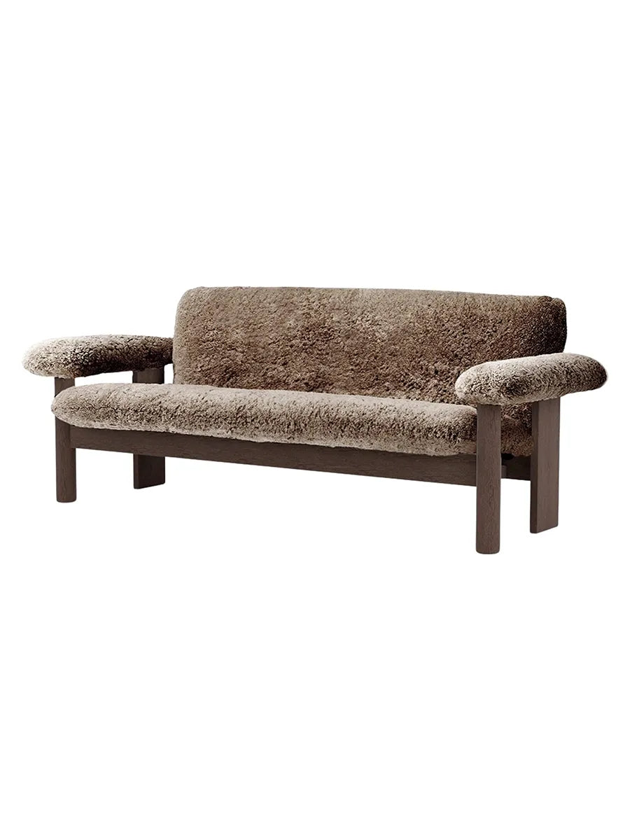Brasilia Soffa, Fårskinn från Audo Copenhagen - Sahara - Dark Stained Oak - Jacobsen Plus