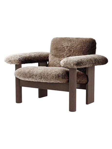 Brasilia Lounge-fåtölj, låg rygg, fårskinn från Audo Copenhagen - Moonlight - Oak - Jacobsen Plus
