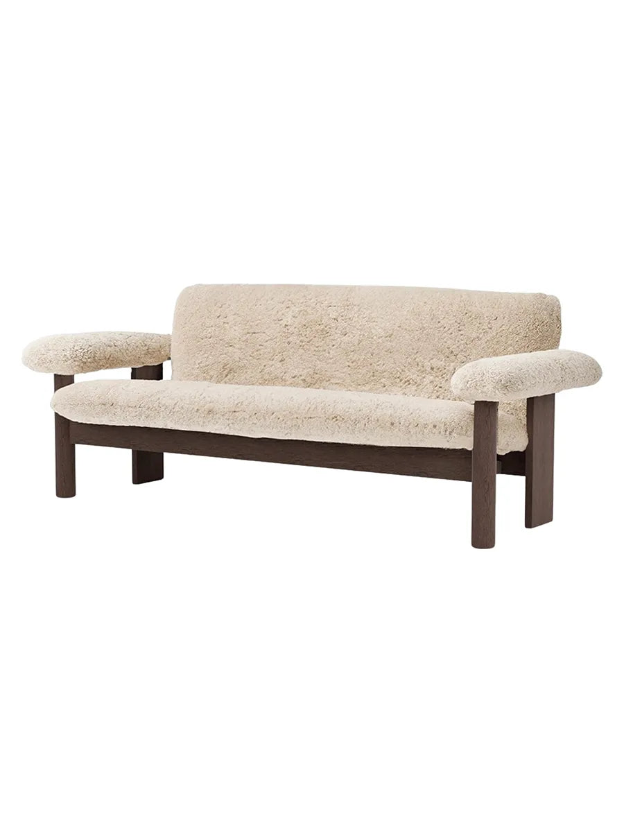 Brasilia Soffa, Fårskinn från Audo Copenhagen - Moonlight - Dark Stained Oak - Jacobsen Plus