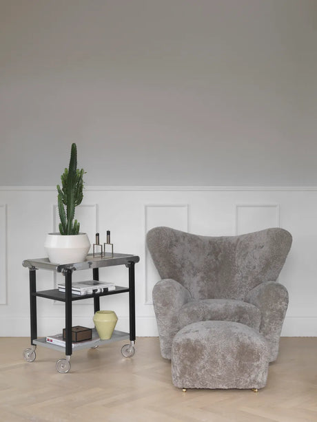 Den Trætte Mand Fotpall från Audo Copenhagen - Natural Oak - Sheepskin Moonlight - Jacobsen Plus