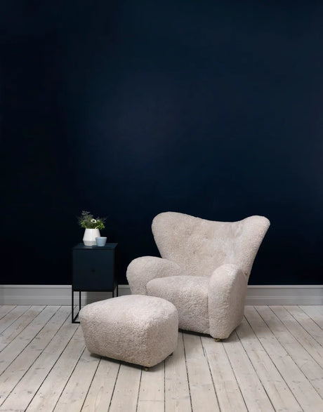 Den Trætte Mand Fotpall från Audo Copenhagen - Natural Oak - Sheepskin Moonlight - Jacobsen Plus