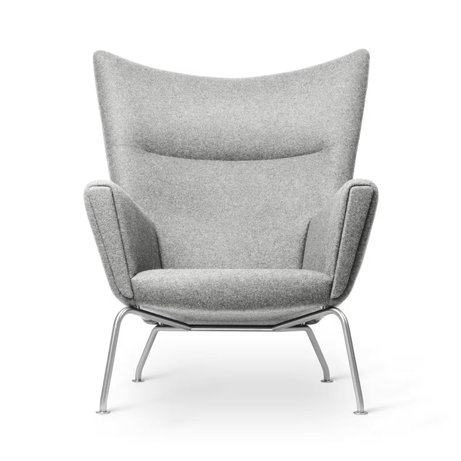 CH445 Wing Chair av Hans J. Wegner - Textil: Divina Melange 120 - Jacobsen Plus