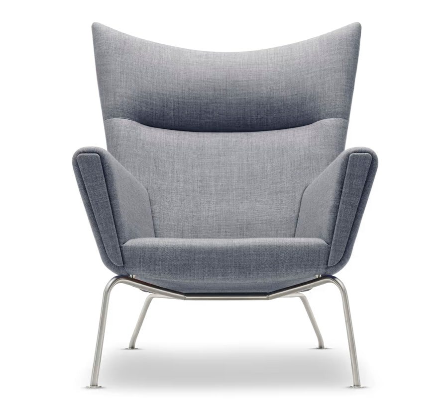 CH445 Wing Chair av Hans J. Wegner - Textil: Fiord 151 - Jacobsen Plus