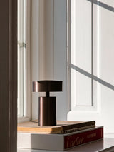 Column Bärbar lampa, brons från Audo Copenhagen - 2 - Jacobsen Plus
