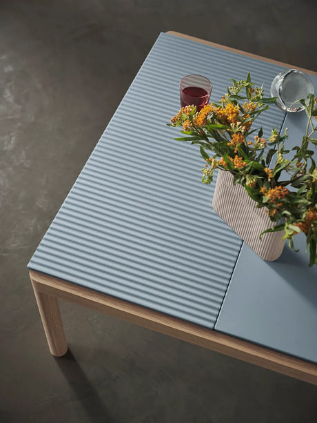 Couple soffbord, 80 x 84 cm från Muuto - Pale Blue - Dark Oiled Oak / Plain - Jacobsen Plus