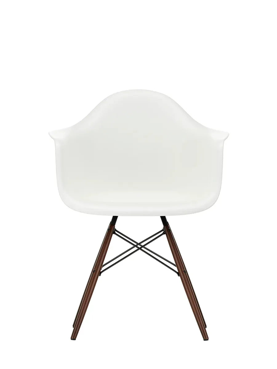 Eames Plastic Armchair DAW, mörk lönn/vit från Vitra - 1 - Jacobsen Plus