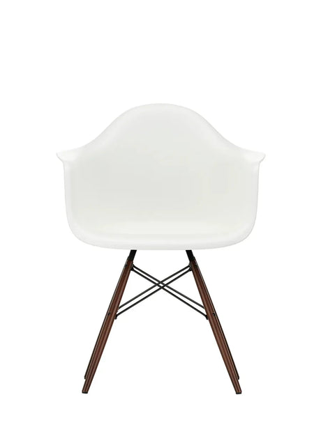 Eames Plastic Armchair DAW, mörk lönn/vit från Vitra - Jacobsen Plus