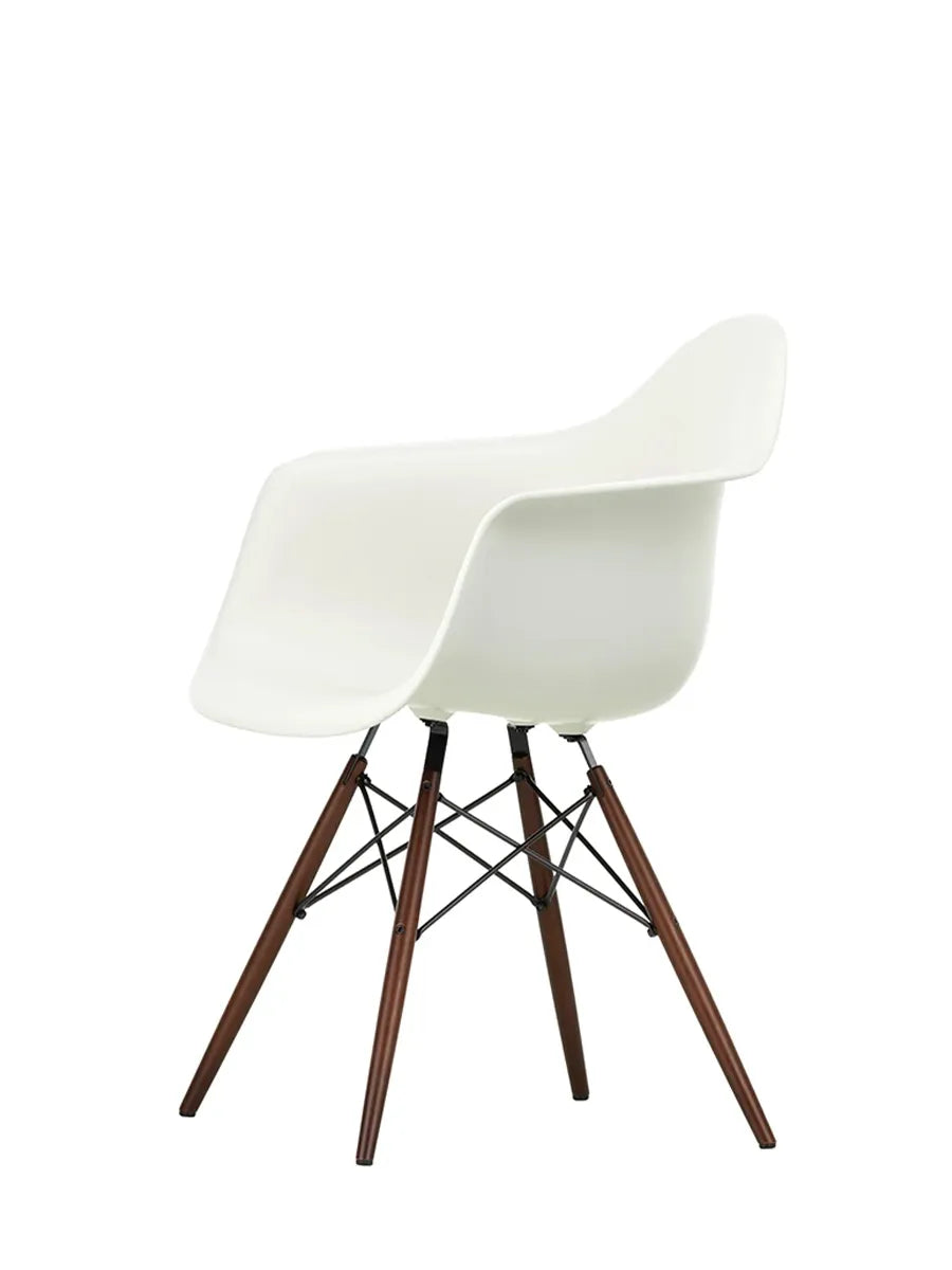 Eames Plastic Armchair DAW, mörk lönn/vit från Vitra - 2 - Jacobsen Plus