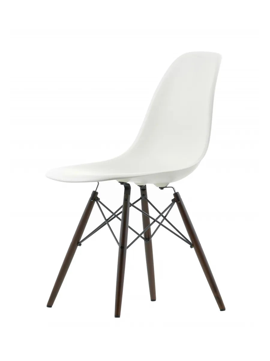 Eames Plastic Side Chair DSW, mörkbetsat lönnträ från Vitra