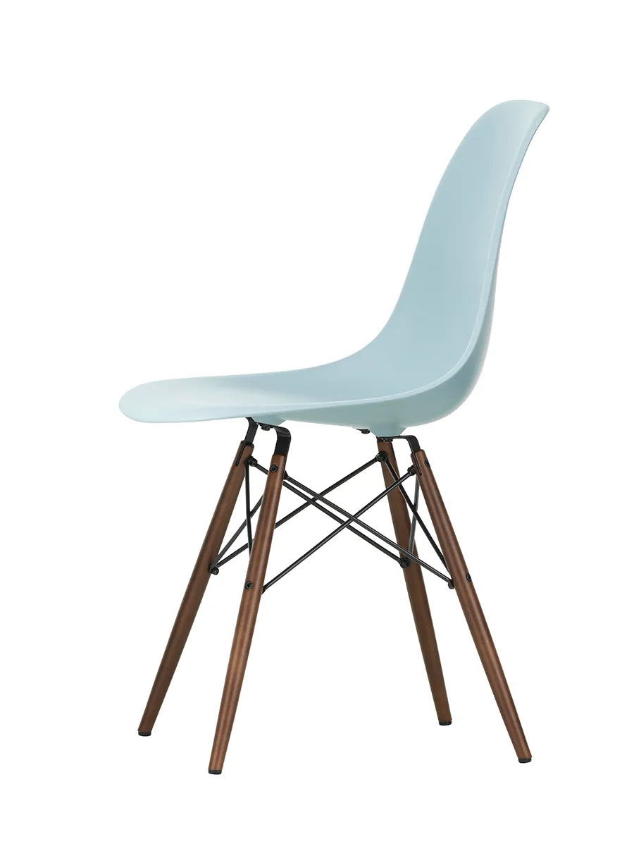 Eames Plastic Side Chair DSW, mörkbetsat lönnträ från Vitra - 1 - Jacobsen Plus
