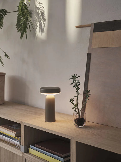 Ease Portabel lampa från Muuto - Taupe - Jacobsen Plus