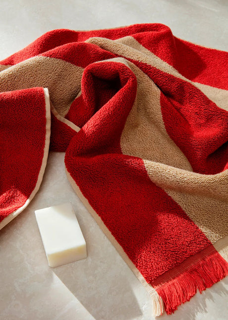 Alee Handduk, ljus kamel/röd från Ferm Living - 2 - Jacobsen Plus