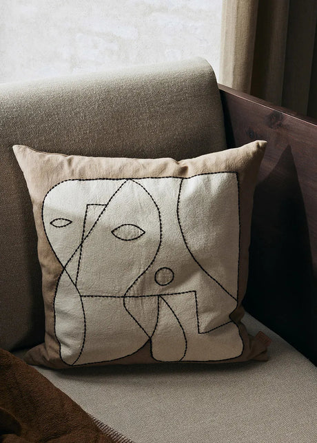 Figure Cushion, mörk taupe/off-white från Ferm Living - 2 - Jacobsen Plus