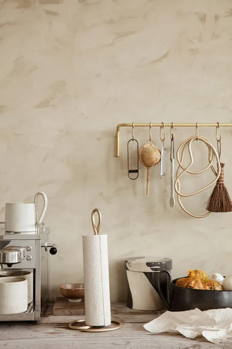 Curvature Pappershanddukshållare från Ferm Living - Brass - Jacobsen Plus