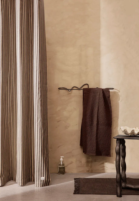 Curvature Handdukshängare från Ferm Living - Brass - Jacobsen Plus