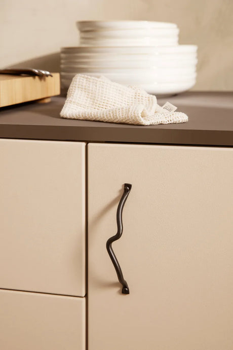 Curvature handtag från Ferm Living - Brass - Jacobsen Plus
