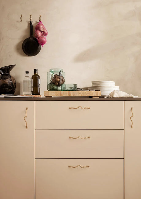 Curvature handtag från Ferm Living - Brass - Jacobsen Plus