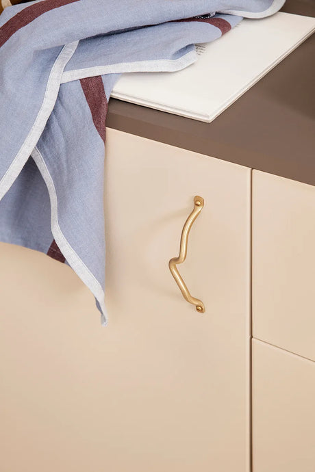 Curvature handtag från Ferm Living - Brass - Jacobsen Plus