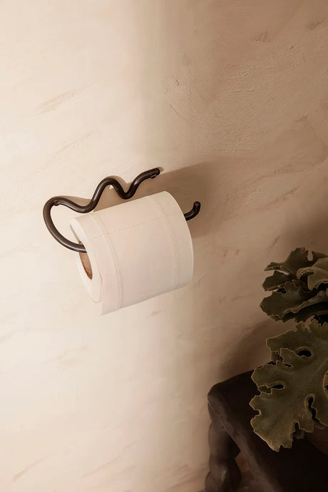 Curvature Toalettpappershållare från Ferm Living - Brass - Jacobsen Plus