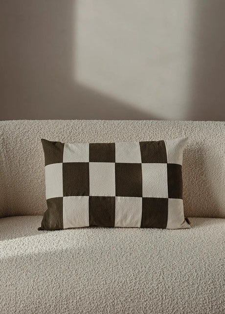 Fold Patchwork-kudde från Ferm Living - Coffee - Jacobsen Plus