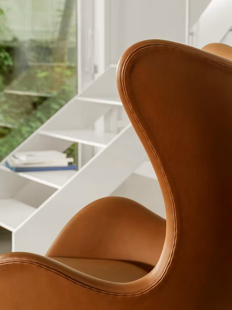 3316 Ägget loungestol, stomme i borstad Aluminium av Arne Jacobsen - Aura læder - Black Brown - Jacobsen Plus