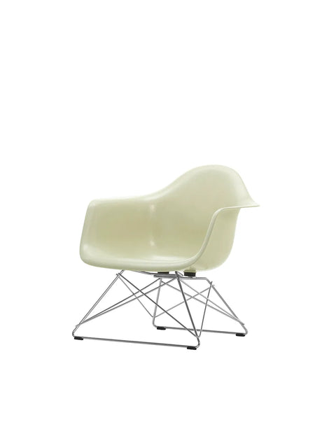Eames Fiberglass Armchair LAR, förkromad från Vitra - Eames Parchment - Jacobsen Plus