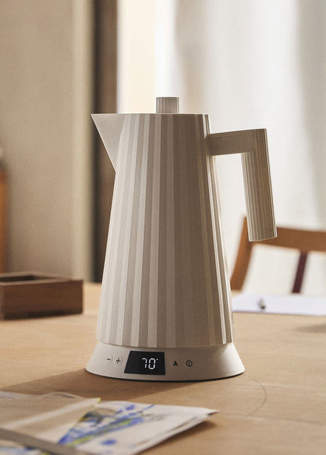 Plissé elektrisk vattenkokare med temperaturkontroll 1,7 l från Alessi - Svart - Jacobsen Plus
