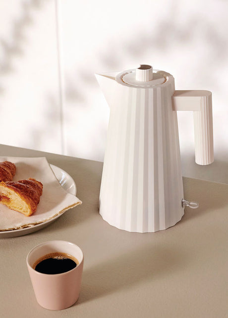 Plissé elektrisk vattenkokare 1,7 l från Alessi - Svart - Jacobsen Plus