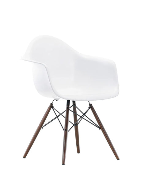 Eames Plastic Armchair DAW, mörkbetsat lönnträ från Vitra - Mustard - Jacobsen Plus