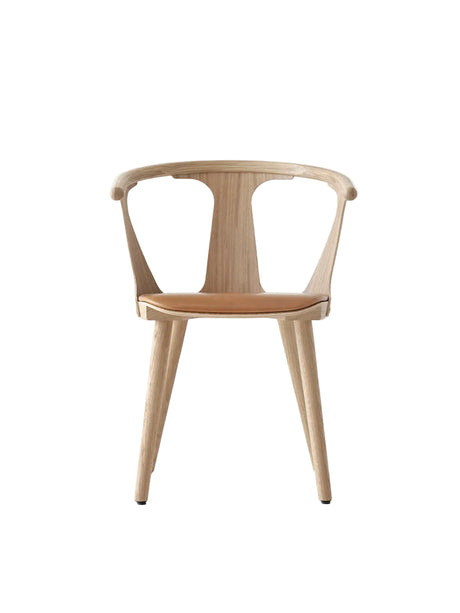 SK2 In Between Matstol m. stoppad sits från &Tradition - Sortbejdset eg med Fiord 191 stof - Jacobsen Plus