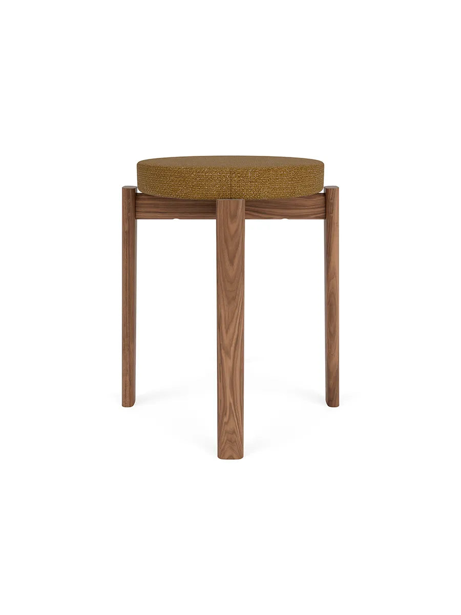 Passage Stool, klädd från Audo Copenhagen - Walnut - Audo Bouclé 06 - Jacobsen Plus